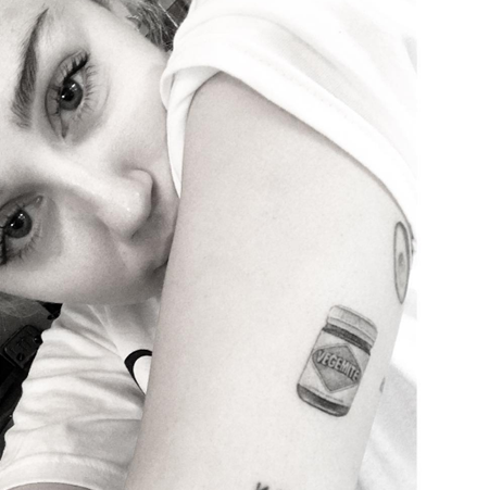 マイリー・サイラス タトゥー ベジマイト