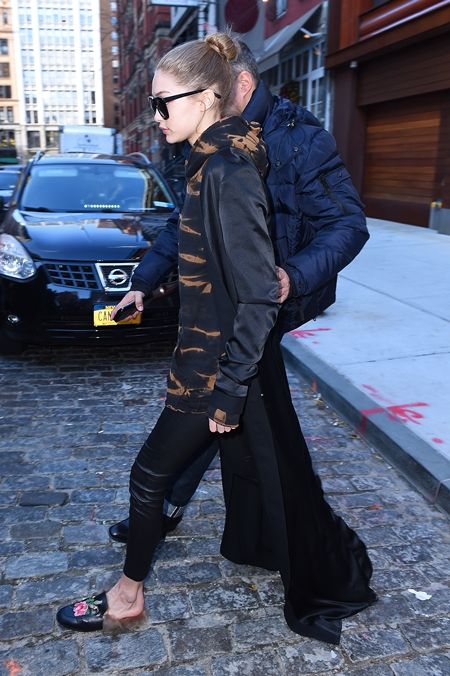 ジジ・ハディッド　Gigi Hadid 　コート　アウター　長すぎる　引きずる　セレブ　ファッション　スタイル　冬　黒コート