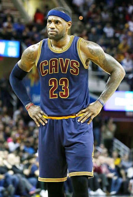 レブロン・ジェームズ　Lebron James　シモーネ・バイルズ　Simone Biles　バスケットボール　体操　選手　身長差　すごい　話題　キャバリアーズ