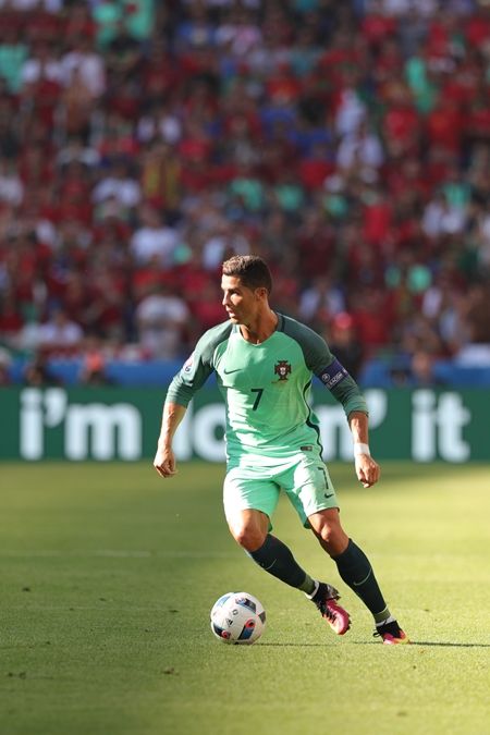 バロンドール  Ballon d'Or クリスティアーノ・ロナウド Cristiano Ronaldo リオネル・メッシ Lionel Messi 争奪戦 9年目 サッカー 名誉ある賞