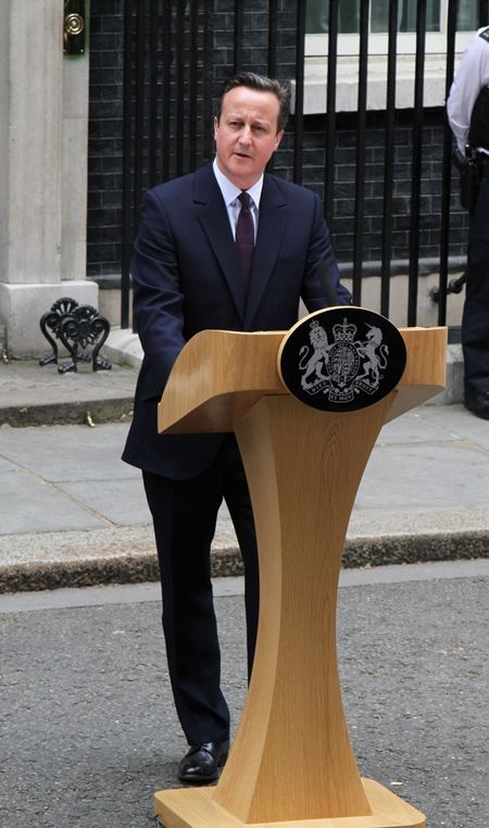 デーヴィッド・キャメロン　David Cameron　イギリス元首相　キャメロン元首相　2016年　辞任　遊園地　ウィンターワンダーランド　クリスマス　移動遊園地　ハイドパーク　娘と一緒におおはしゃぎ　ロンドン　イギリス　ジェットコースター　メリーゴーランド