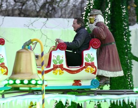 デーヴィッド・キャメロン　David Cameron　イギリス元首相　キャメロン元首相　2016年　辞任　遊園地　ウィンターワンダーランド　クリスマス　移動遊園地　ハイドパーク　娘と一緒におおはしゃぎ　ロンドン　イギリス　ジェットコースター　メリーゴーランド
