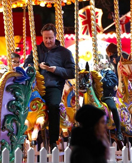 デーヴィッド・キャメロン　David Cameron　イギリス元首相　キャメロン元首相　2016年　辞任　遊園地　ウィンターワンダーランド　クリスマス　移動遊園地　ハイドパーク　娘と一緒におおはしゃぎ　ロンドン　イギリス　ジェットコースター　メリーゴーランド