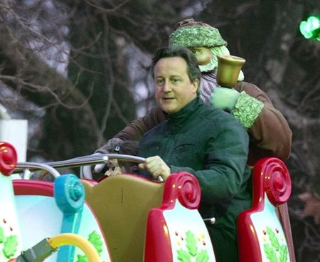 デーヴィッド・キャメロン　David Cameron　イギリス元首相　キャメロン元首相　2016年　辞任　遊園地　ウィンターワンダーランド　クリスマス　移動遊園地　ハイドパーク　娘と一緒におおはしゃぎ　ロンドン　イギリス　ジェットコースター　メリーゴーランド