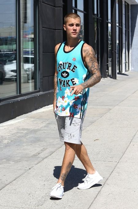 ジャスティン・ビーバー　Justin bieber　日本でも買える　おソロい　トラックスーツ　ジャージ　ファレル・ウィリアムス　アディダス　アスレジャースタイル