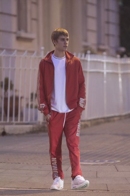 ジャスティン・ビーバー　Justin bieber　日本でも買える　おソロい　トラックスーツ　ジャージ　ファレル・ウィリアムス　アディダス　アスレジャースタイル