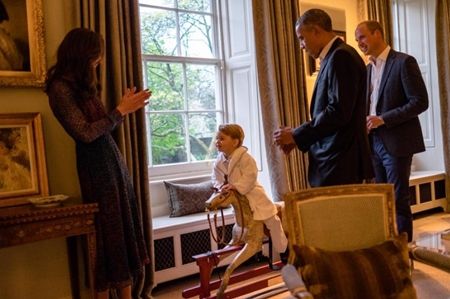ジョージ王子 Prince George イギリス 2016年 総まとめ 総集編 一年を振り返る 総復習 ロイヤルファミリー イギリス王室 オバマ大統領 アメリカ大統領夫妻 プレゼント 木馬