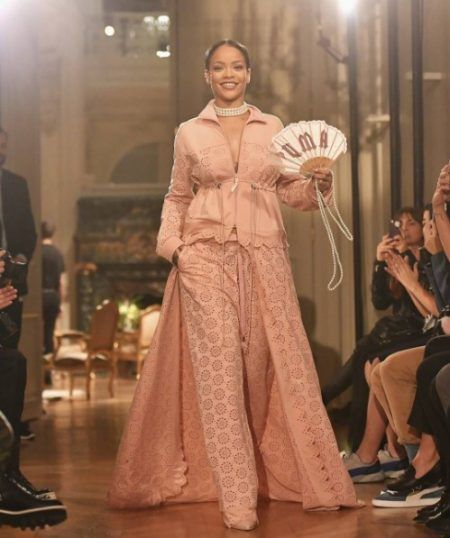 リアーナ　Rihanna　プーマ　Puma　コラボ　第2弾　2017年春夏コレクション　マリー・アントワネットのジムウェア　発売日　裏側　インタビュー　ベルサイユ宮殿　パリコレ