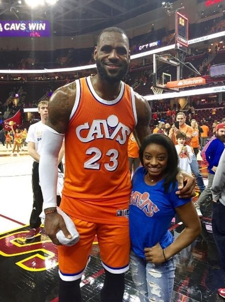 レブロン・ジェームズ　Lebron James　シモーネ・バイズル　Simone Biles　バスケットボール　体操　選手　身長差　すごい　話題　キャバリアーズ