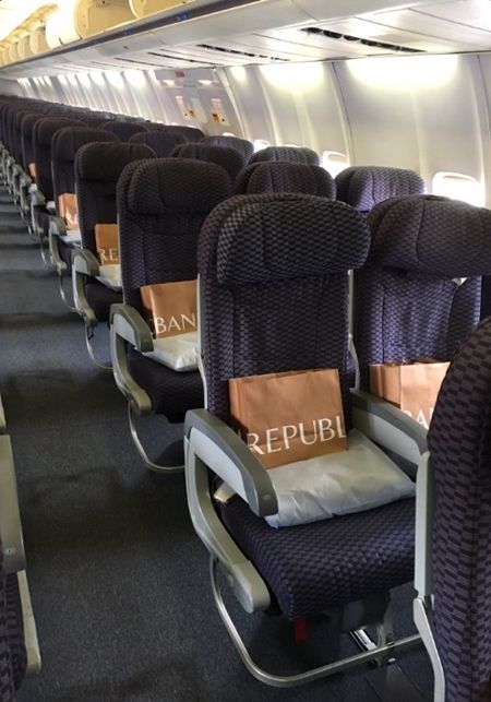 バナナ・リパブリック　Banana Republic　ユナイテッド航空　United Airlines　サプライズプレゼント　カシミヤブランケット　アメリカ　チャリティ　#BRMakeItMatter　Care