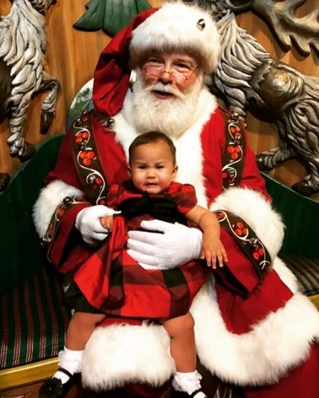 クリッシー・テイゲン Chrissy Teigen ジョン・レジェンド John Legend ルナ Luna 子供 クリスマス 初めて サンタ 泣く 2016年 サンタコスプレ ベイビー セレブキッズ 海外セレブ