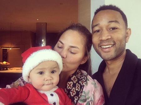 クリッシー・テイゲン Chrissy Teigen ジョン・レジェンド John Legend ルナ Luna 子供 クリスマス 初めて サンタ 泣く 2016年 サンタコスプレ ベイビー セレブキッズ 海外セレブ