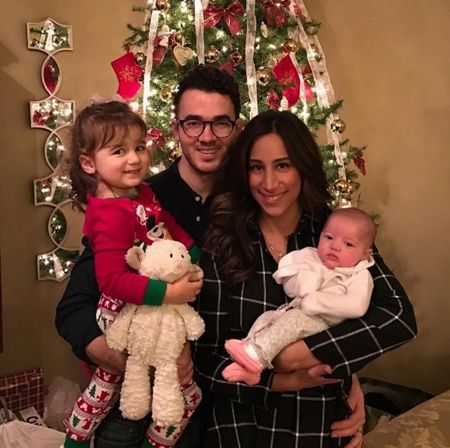 ケヴィン・ジョナス Kevin Jonas 子供 クリスマス 初めて サンタ 2016年 家族写真 ベイビー セレブキッズ おしゃれ 海外セレブ