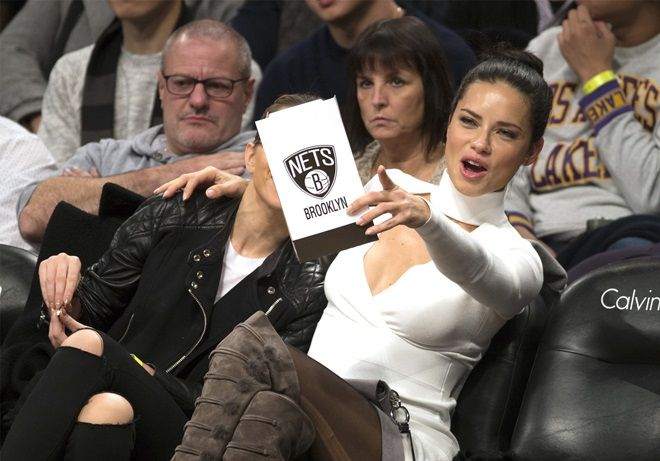ヴィクトリアズ・シークレット・エンジェル アドリアナ・リマ NBA試合観戦