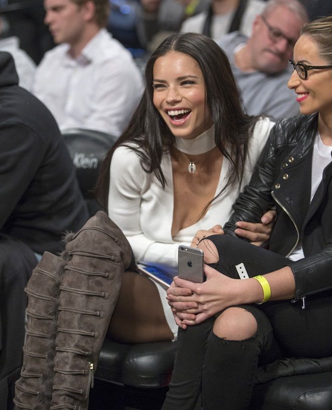 ヴィクトリアズ・シークレット・エンジェル アドリアナ・リマ NBA試合観戦