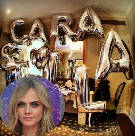 アルファベット・バルーン　カーラ・デルヴィーニュ