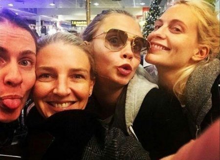 カーラ・デルヴィーニュ　ポピー・デルヴィーニュ　Cara Delevingne　ロンドン　ガトウィック空港