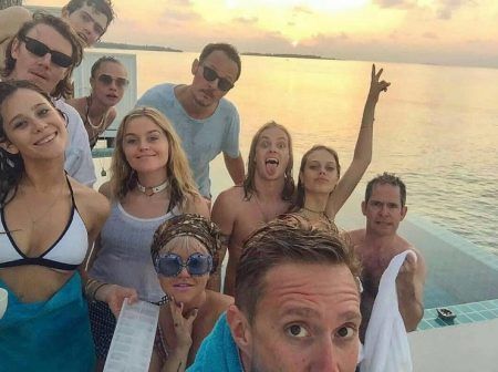 カーラ・デルヴィーニュ　Cara Delevingne　モルジブ旅行　家族　友人