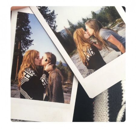 ベラ・ソーン　Bella Thorne　女性　バイセクシャル　キス　写真