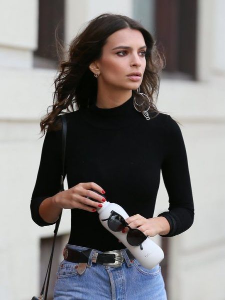 エミリー・ラタコウスキー　アクセサリー　Emily Ratajkowski　アシンメトリー　ピアス　コーデ　テクニック　アクセ