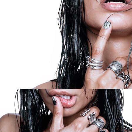 指くわえポーズ