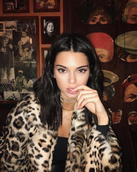 指くわえポーズ ケンダル・ジェナー Kendall Jenner