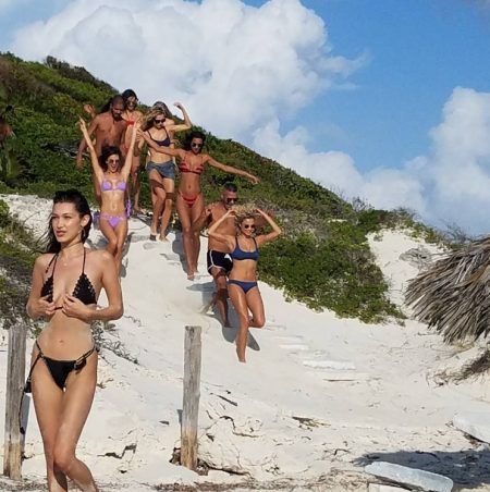 ファイア・フェスティバル　Fyre Festival　Fyre Cay　ビーチ　ベラ・ハディッド　Bella Hadid Alessandra Ambrosio アレッサンドラ・アンブロジオ　モデル