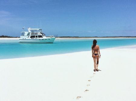 ファイア・フェスティバル　Fyre Festival　Fyre Cay　エミリー・ラタコウスキー　ビーチ　Emily Ratajkowski