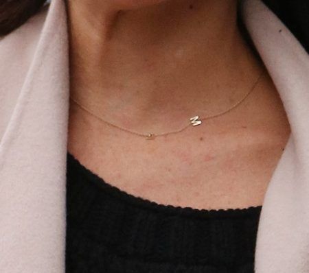 メーガン・マークル Meghan Markle Maya Brenner イニシャル ネックレス