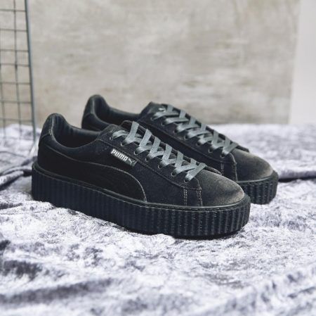 リアーナ　Pumaスニーカー　ベルベット　ブラック