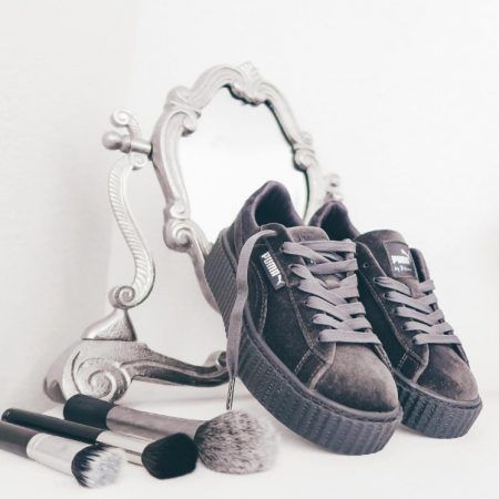 リアーナ　Pumaスニーカー　ベルベット　セメント