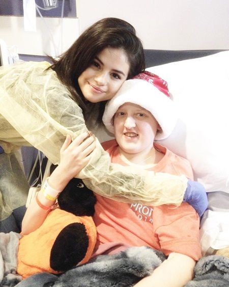 セレーナ・ゴメス selena gomez クリスマス・イヴ 病院訪問