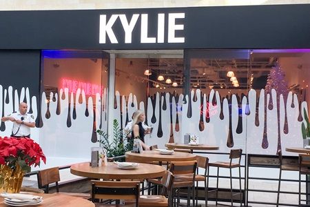 カイリー・ジェナー　トパンガ・モール　ポップアップストア　ザ・カイリー・ショップ Kylie Jenner The Kylie Shop