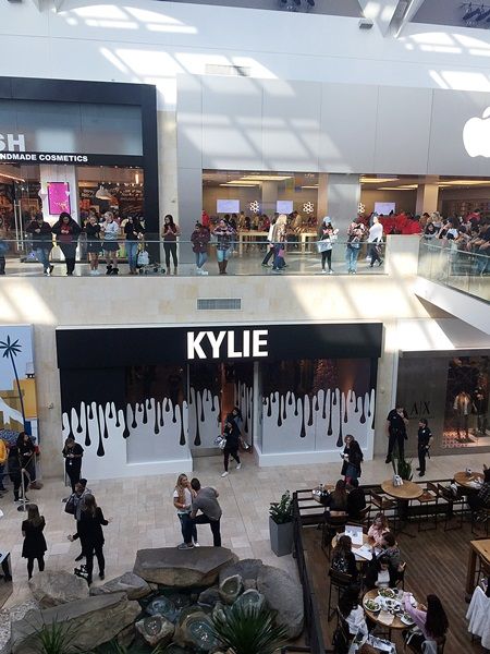 カイリー・ジェナー　トパンガ・モール　ポップアップストア　ザ・カイリー・ショップ Kylie Jenner The Kylie Shop