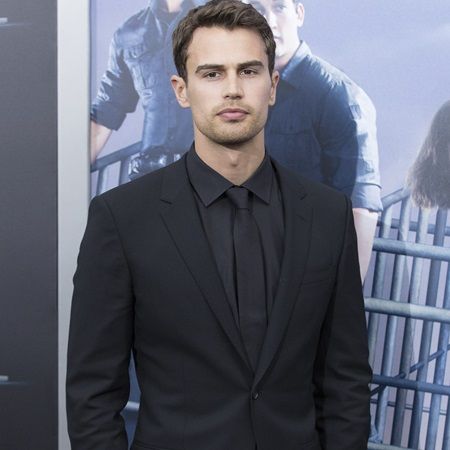 テオ・ジェームズ Theo James