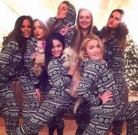 クリスマス　おそろいパジャマ　ヴァネッサ・ハジェンズ　Vanessa Hudgens　アシュレイ・ティスデール　Ashley Tisdale エミリー・オスメント　Emily Osment