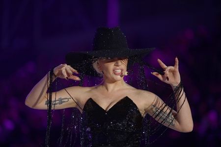 レディー・ガガ Lady Gaga  ヴィクトリアズ・シークレット  Victoria's Secret ファッションショー 2016  ハット 1億円 Gladys Tamez Millinery グラディス・タイムズ・ミリネリー Swarovski スワロフスキー コラボ パフォーマンス ジョン・ウェイン