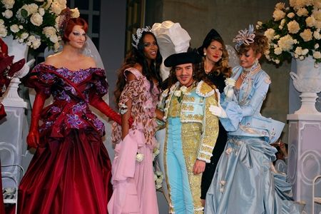 クリスチャン・ディオール　Christian Dior　オートクチュールコレクション　ジョン・ガリアーノ　John Galliano　ベルサイユ宮殿　レディー・ガガ　ドレス　デザイナー　帰国時着用　Tomo Koizumi　インタヴュー