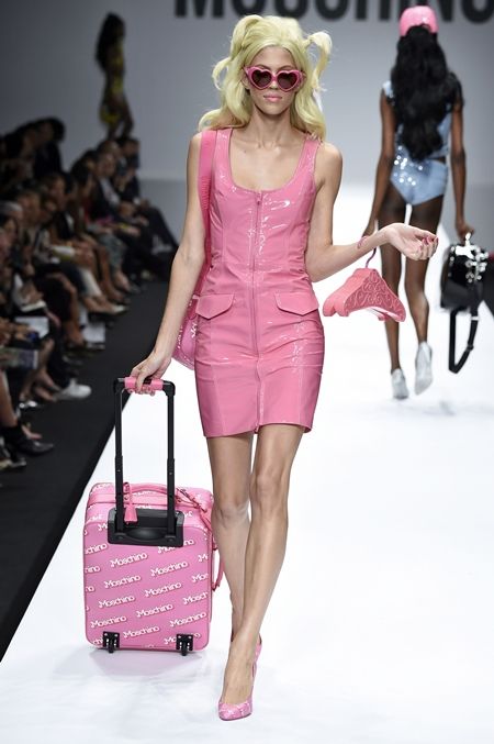 モスキーノ　Moschino　ランウェイ　バービー　Barbie　セレブにも人気　可愛い　ピンク　2015年春夏コレクション　バービー仕様　