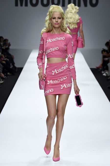 モスキーノ　Moschino　ランウェイ　バービー　Barbie　セレブにも人気　可愛い　ピンク　2015年春夏コレクション　バービー仕様