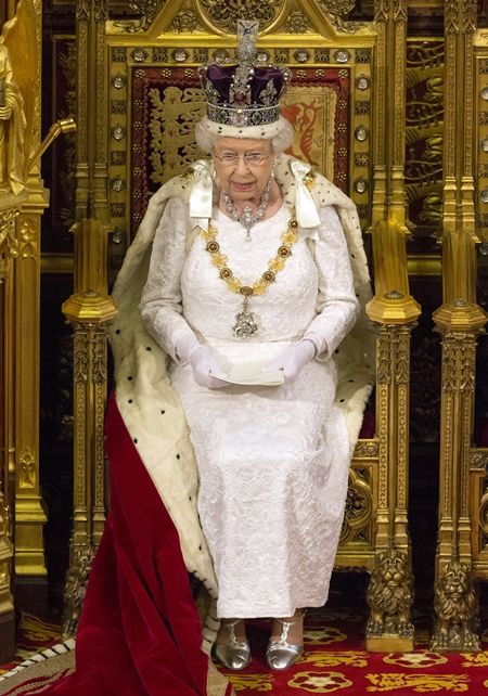エリザベス女王　 Queen Elizabeth　イギリス　2016年　総まとめ　総集編　一年を振り返る　イギリス議会の開会式でスピーチ　王冠　ロンドン塔　馬車　5月