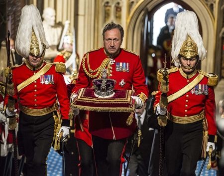 エリザベス女王　 Queen Elizabeth　イギリス　2016年　総まとめ　総集編　一年を振り返る　イギリス議会の開会式でスピーチ　王冠　ロンドン塔　馬車　5月　王冠専用馬車　クッション