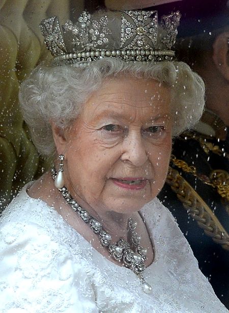 エリザベス女王　 Queen Elizabeth　イギリス　2016年　総まとめ　総集編　一年を振り返る　イギリス議会の開会式でスピーチ　王冠　ロンドン塔　馬車　5月