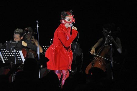 レディー・ガガ　Lady Gaga　ドレス　デザイナー　帰国時着用　Tomo Koizumi　インタヴュー　ビョーク　Bjork