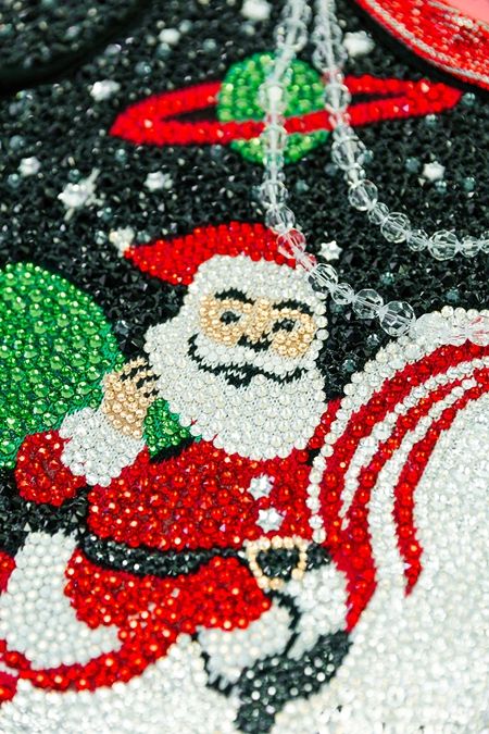 ティプシー・エルヴィス　Tipsy Elves　アグリーセーター　Ugly Sweater  330万円　スワロフスキー　2万4274個　驚愕の値段　ダサい　ダサいセーター　アメリカ　欧米　人気