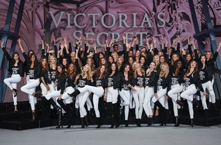 2016年度は51名のモデルがショーに出演した