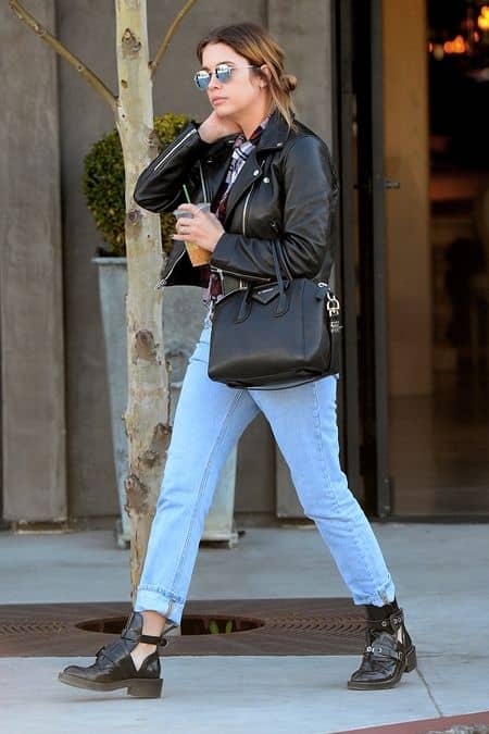 アシュレイ・ベンソン　Ashley Benson　Balenciaga　バレンシアガ　サンテュールアンクルブーツ　ブーツ　ロングヒット　セレブ　愛用　人気　海外　ファッショニスタ　おしゃれ