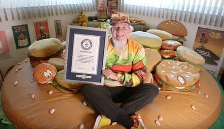 世界で最も多くのハンバーガー関連グッズを収集した人　「ハンバーガー・ハリー」ことハリー・シュペール