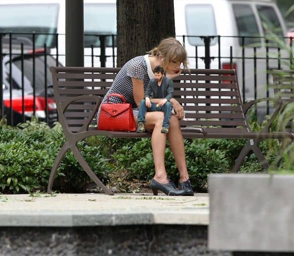 テイラー・スウィフト　Taylor Swift　ぼっち写真キアヌ・リーヴズ　雑コラ