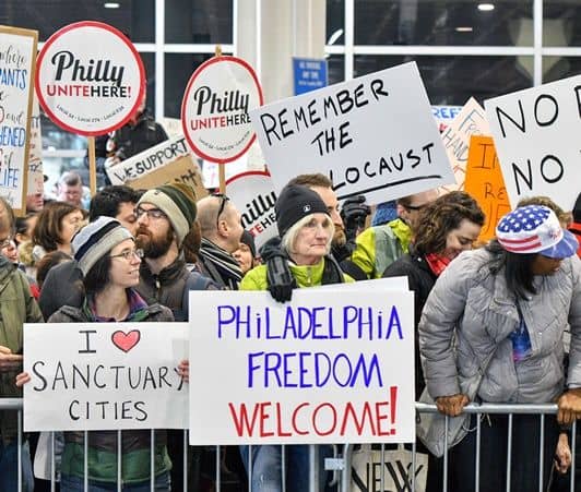 ドナルド・トランプ大統領令　アメリカ移民規制空港デモ　フィラデルフィア国際空港